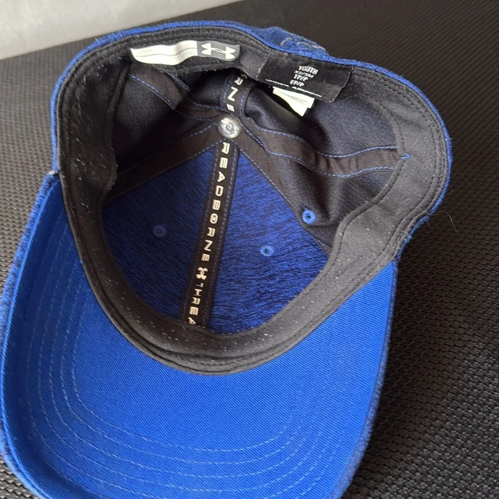 boys under Armour hat size extra small / small